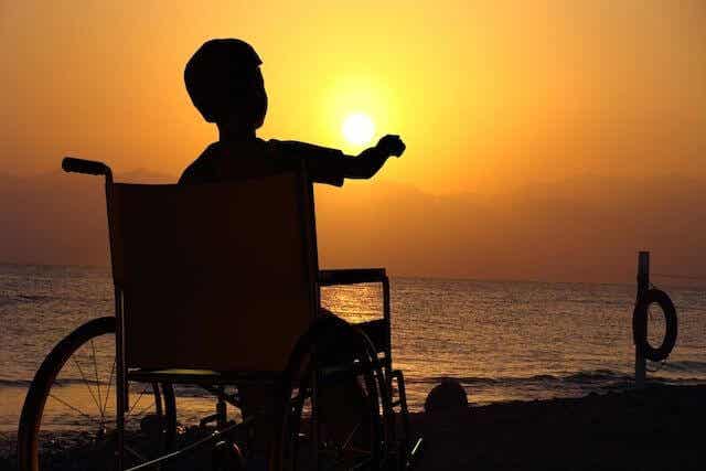 niño en silla de ruedas simbolizando a los cuidadores