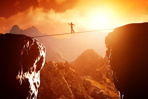Hombre sobre una cuerda superando un reto