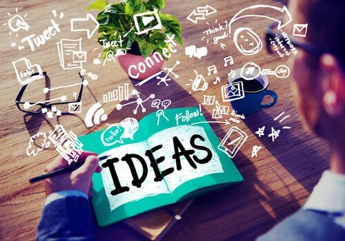 Hombre apuntando sus retos e ideas