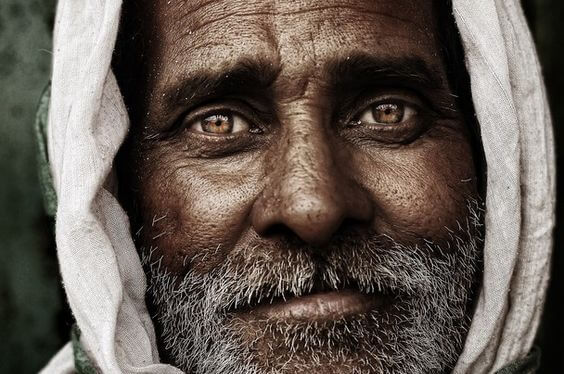hombre de ojos marrones