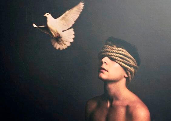 hombre con ojos tapados