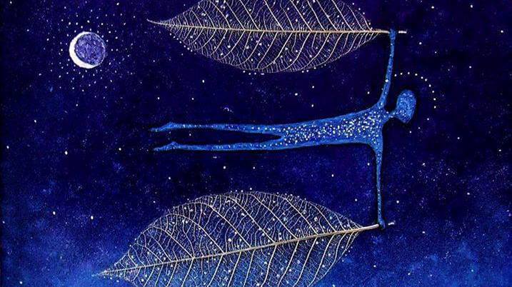 hombre volando con dos hojas