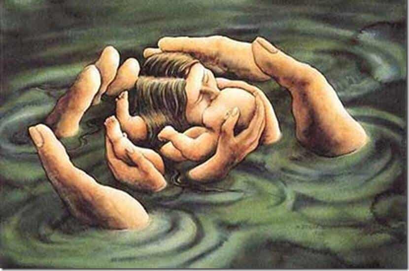 madre y su bebé rodeados de manos