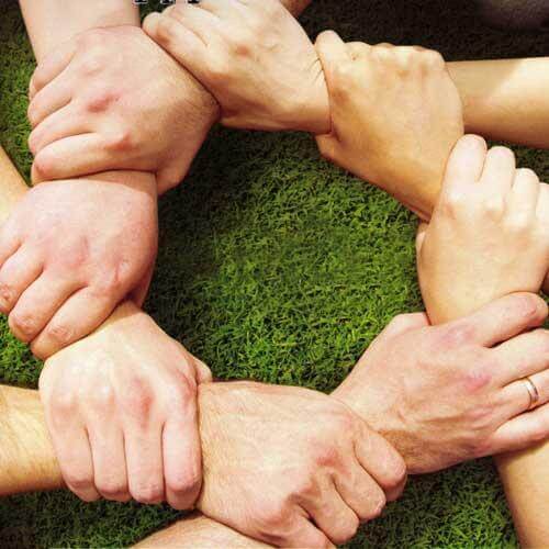 Manos que construyen la sociedad