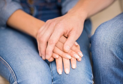 PAreja con las manos unidas