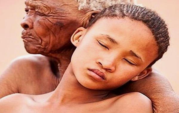 mujer abrazando a su nieto