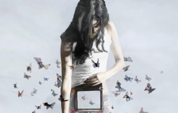 mujer con mariposas