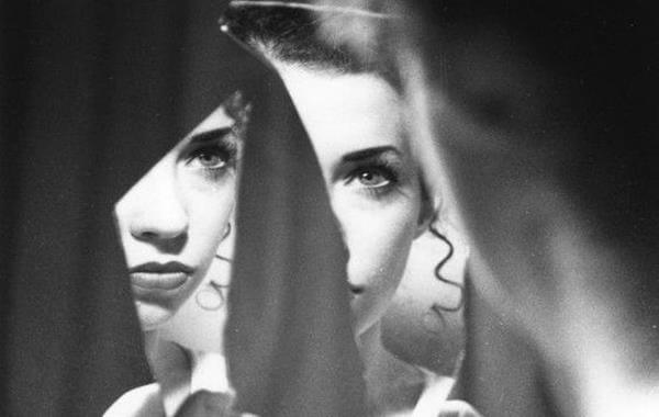 mujer ante un espejo