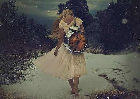 mujer cargando reloj