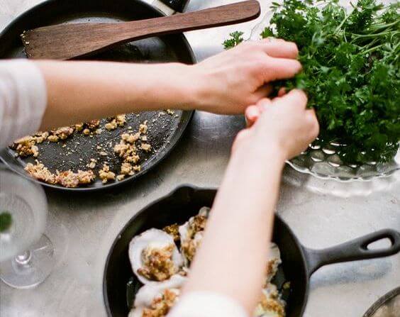 mujer en la cocina