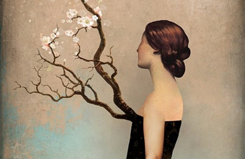 mujer con árbol en el pecho