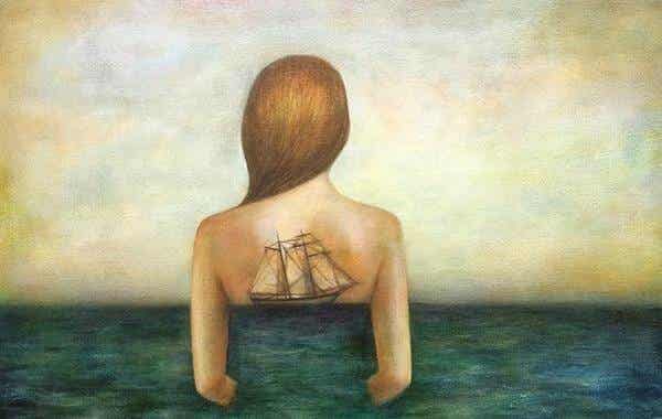 Mujer con barco en la espalda dejando pasar el tiempo