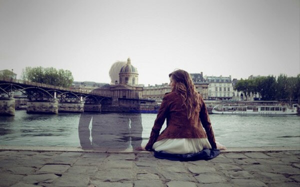 mujer con el fantasma de un amigo