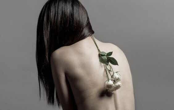 Mujer con una flor en la espalda