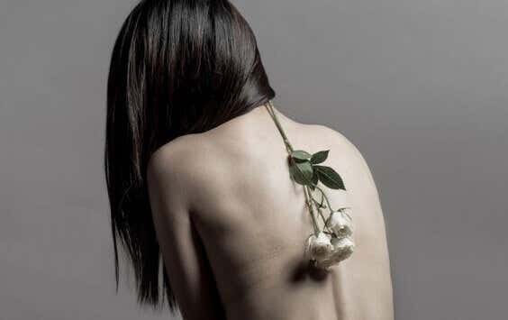 Mujer con una flor en la espalda
