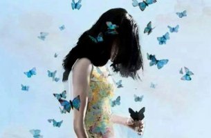 mujer con mariposas