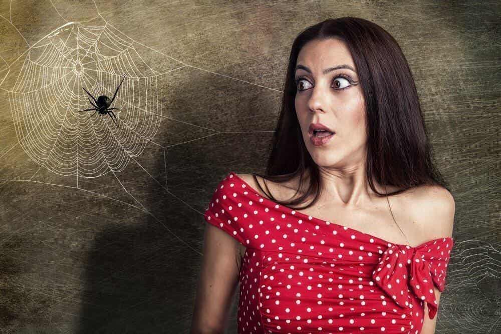 Mujer con miedo a las arañas