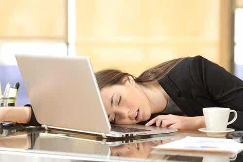 Mujer dormida en el ordenador incapaz de vencer la pereza