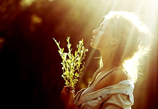 Mujer recibiendo luz