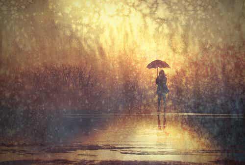 Mujer sola bajo la lluvia