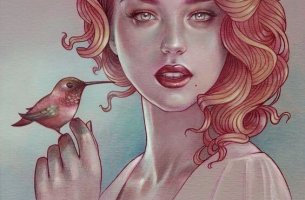 mujer con pájaro