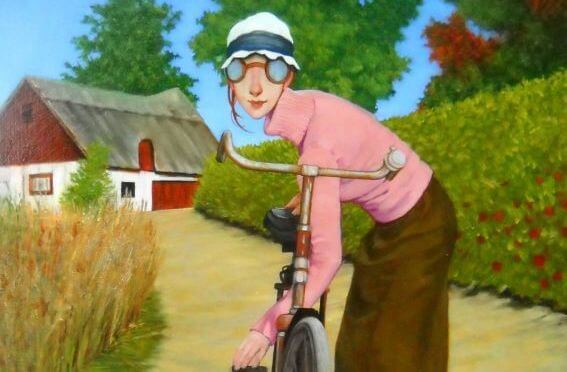 mujer sujetando la bicicleta