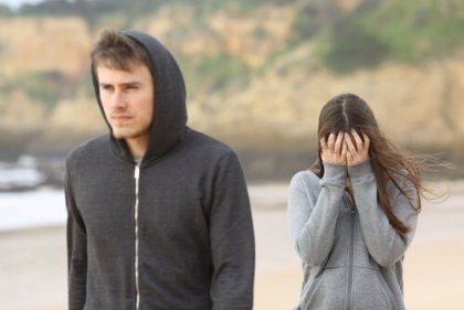 Ella quiere hablar, él quiere escapar