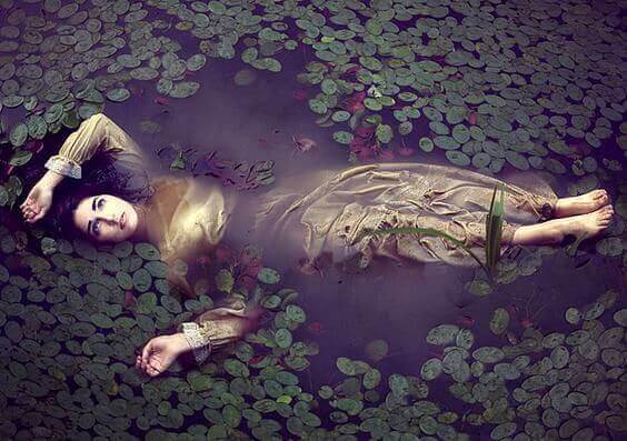 Mujer tumbada agua río