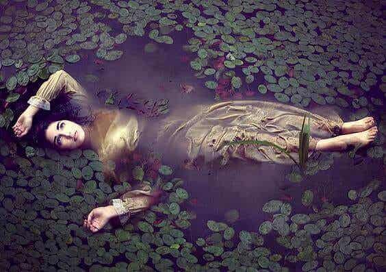 Mujer tumbada agua río