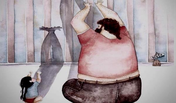 Niña jugando con su padre al método Montessori