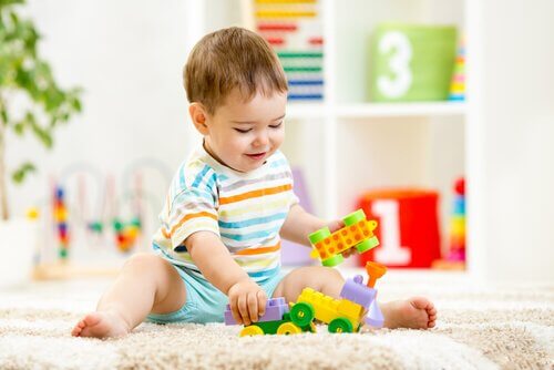 Nño jugando solo