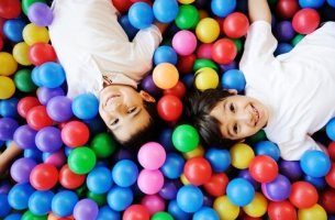Niños entre juegos en un parque de bolas