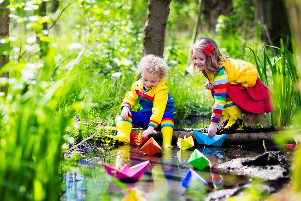Niño jugando con su hermana