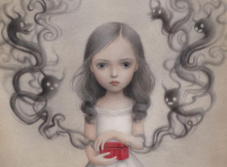 Fille ouvrant la boîte de pandore