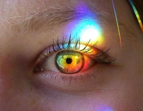 ojos con haz de luz