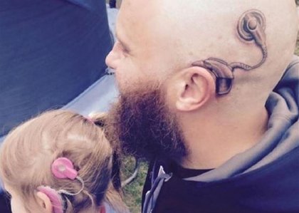 Un padre se hace un tatuaje para que su hija no se sienta diferente