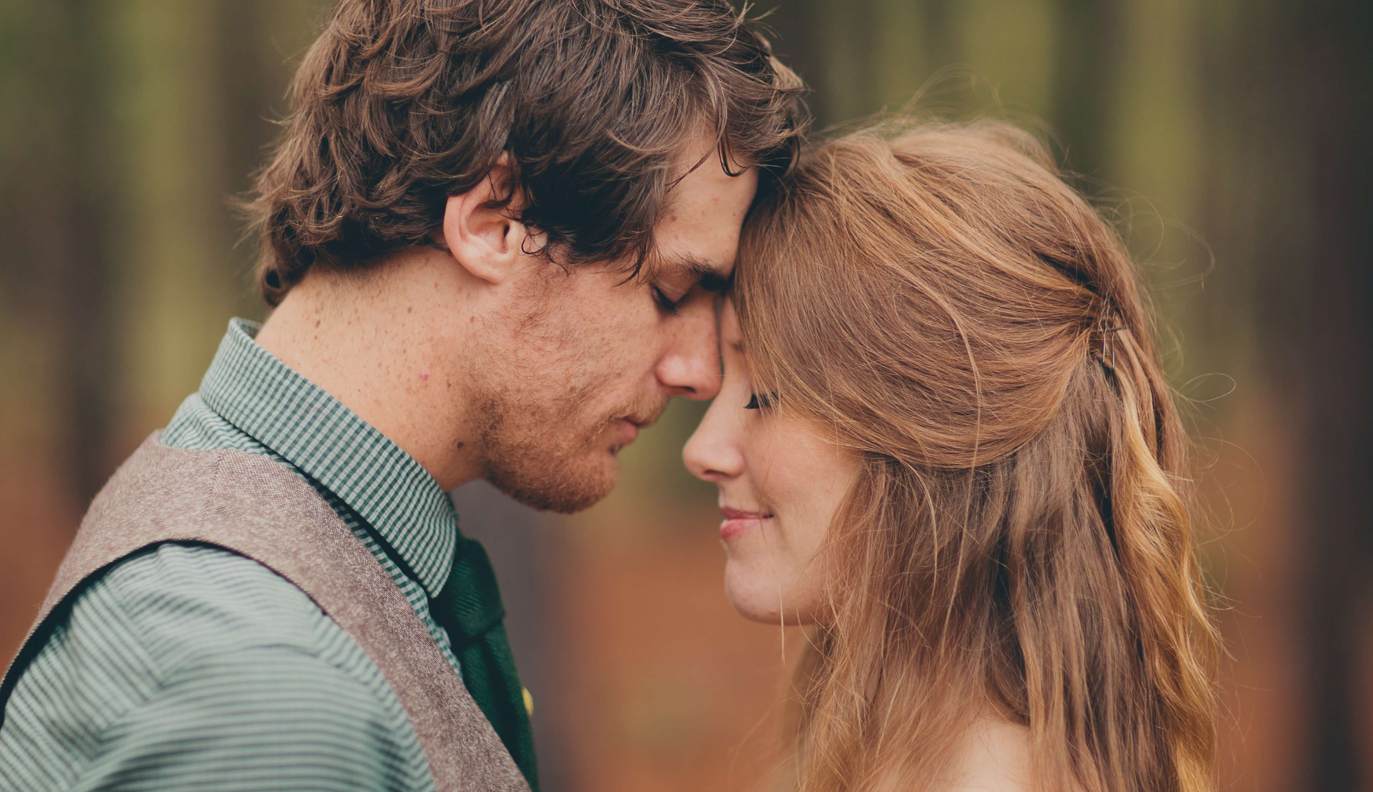 pareja con los ojos cerrados