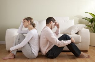 Pareja de espaldas mostrando distancia afectiva