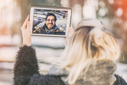 La distancia me impide besarte pero no quererte con todas mis fuerzas