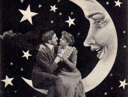 pareja-sentada-en-la-luna