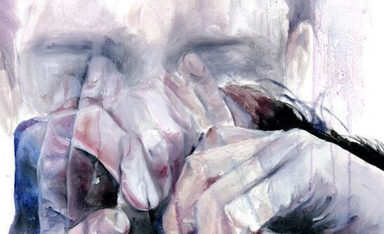 hombre con las manos en el rostro