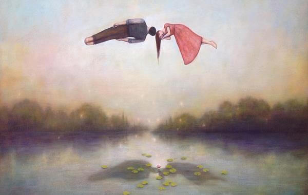 pareja en el aire dejando pasar el tiempo