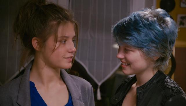 Adele y emma mirándose