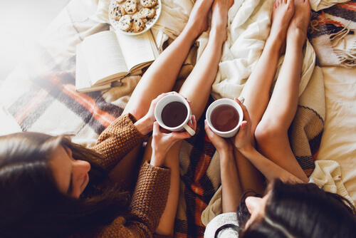 Amigas hablando mientras meriendan
