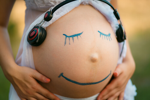 Barriga de embarazada con cascos
