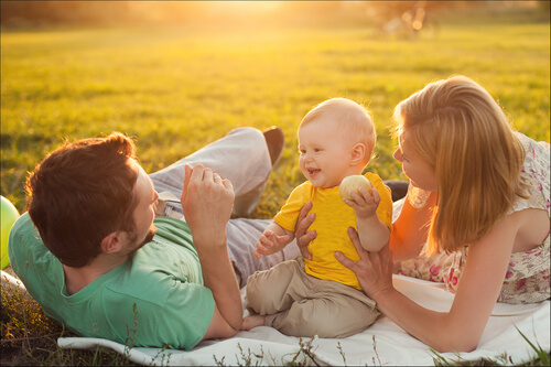 Bebé con sus padres en el campo