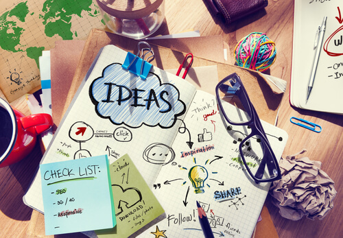 Escritorio lleno de hojas con ideas