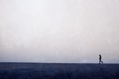 Hombre andando por el horizonte