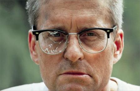 Hombre con los cristales de las gafas rotos