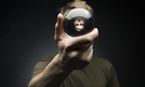 Hombre con una bola de cristal